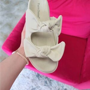 Pierre Dumas Women's Beige Bow Sandals